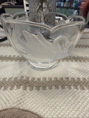 Elegant vintage teleflora 24% lead crystal bowl with frosted Swan design
